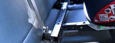 Alertan sobre el uso de un accesorio para la silla del coche no homologado tras la muerte de una niña de tres años 
