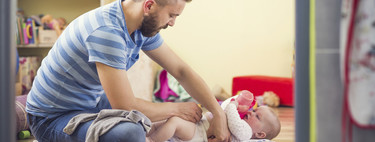 "¿Estás de niñera?" y otras 19 frases irritantes que los padres tienen que oír cuando cuidan de sus hijos 