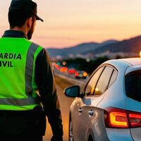 Le detuvieron en Gijón porque conducía raro: resulta que era un niño de 11 años. Su padre iba al lado y le investigan por "cooperador necesario" 