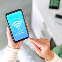 Pocos lo hacen, pero desactivar el WiFi al salir de casa aumenta la seguridad en tu celular: un truco que puede salvar tu cartera y datos 