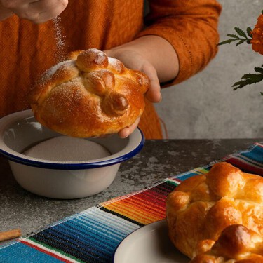Desde los ingredientes a la técnica: dónde tomar cursos para aprender a preparar pan de muerto en CDMX