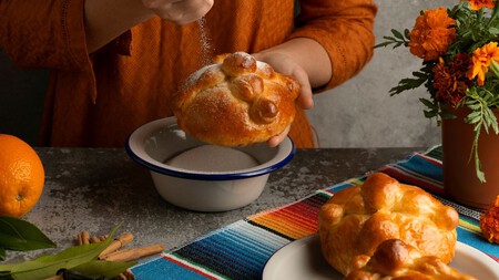 Desde los ingredientes a la técnica: dónde tomar cursos para aprender a preparar pan de muerto en CDMX