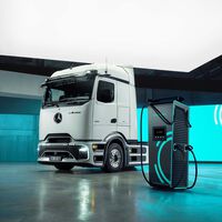 “Si la infraestructura no está lista, los clientes no compran”. Los fabricantes de camiones eléctricos están listos para venderlos, pero no tienen dónde cargarlos. Y hay millones de euros en juego en sanciones
