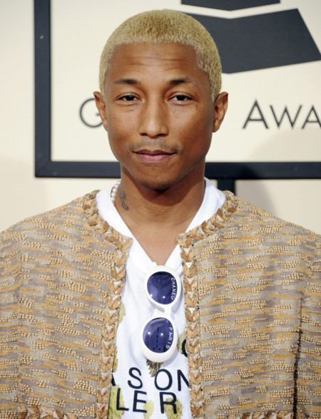 Pharrell Williams recoge su Grammy enfundado en un tailleur de tweed de Chanel