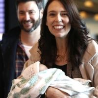 La primera ministra de Nueva Zelanda se lleva a su bebé a la ONU, acompañada de su padre: un ejemplo de liderazgo y conciliación 