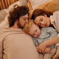 Colecho: ¿hasta qué edad es normal dormir en la misma cama con los hijos?