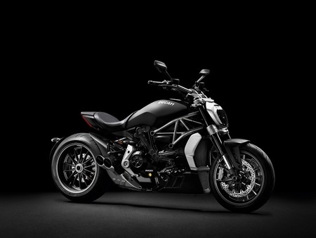 ¿Pensando en rojo? Ducati nos alegra el otoño con descuentos en su gama
