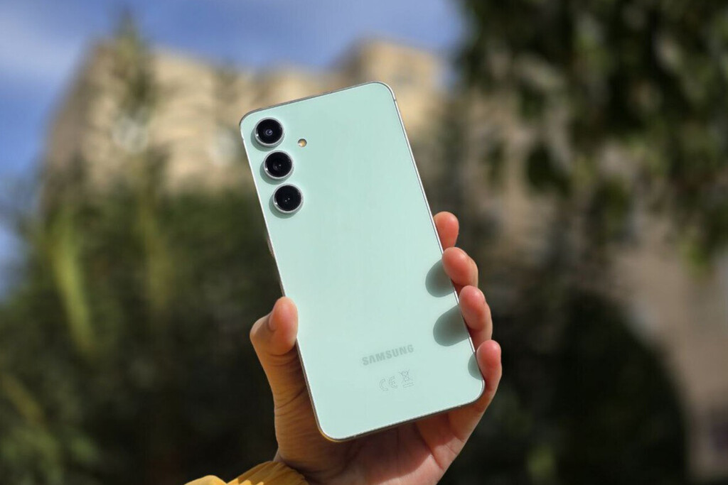 Descuento top en MediaMarkt: cae de precio este móvil Samsung con diseño premium 