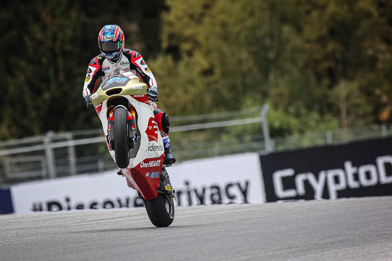 Ai Ogura sobrevive al fuego amigo en Austria para ponerse líder de Moto2 y Pedro Acosta pierde el podio