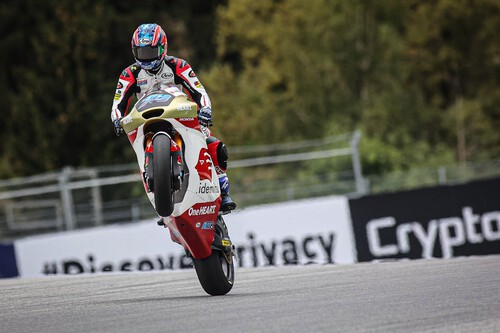 Ai Ogura sobrevive al fuego amigo en Austria para ponerse líder de Moto2 y Pedro Acosta pierde el podio