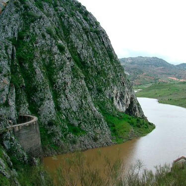 La presa de Los Caballeros en Málaga ya tiene fecha de vaciado: unos 50 días y recuperará sus vías ferratas y puentes tibetanos 