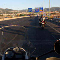 Las motos podrán circular por el arcén, pero con dos condiciones. La nueva medida que prepara la DGT para 2025