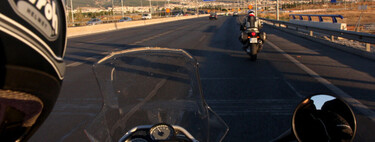 Las motos podrán circular por el arcén, pero con dos condiciones. La nueva medida que prepara la DGT para 2025