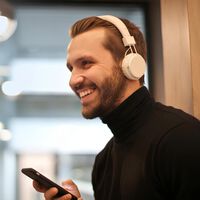 Hablar otro idioma ya no requiere mirar la pantalla, pues Google Translate llega a tus audífonos para realizar traducciones en tiempo real y te contamos como funciona