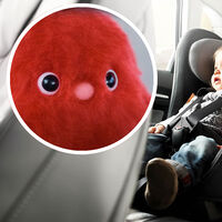 Nissan ha colocado un peluche inquietante en el asiento de atrás del coche para vigilar a los bebés