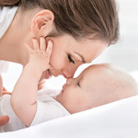 Una madre de familia monoparental podrá duplicar el permiso de maternidad: otra sentencia que iguala el derecho con las familias biparentales 