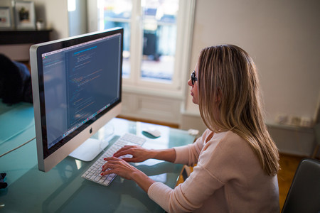 La Universidad Autónoma de Madrid ha lanzado tres cursos online gratuitos de programación en C que podrás tomar en edX