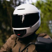 Este casco de moto es una revolución porque protege de algo en lo que nadie había pensado antes: la contaminación