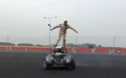 Terry Grant exhibiéndose con su Legend Car