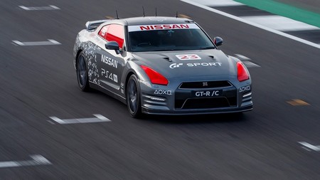 El primer Nissan GT-R controlado por una PlayStation alcanza los... ¡210 km/h en Silverstone!