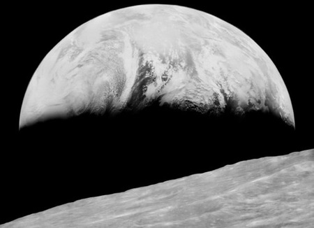 La primera imagen de la Tierra tomada desde la Luna restaurada