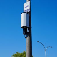 Una empresa ha encontrado la forma de llenar las calles de cargadores para coches eléctricos a prueba de vándalos y ladrones de cobre: cables retráctiles a tres metros de altura