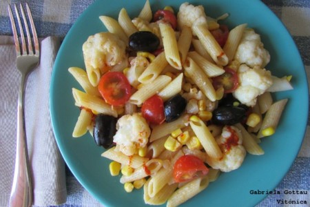 Ensalada de pasta, coliflor y olivas negras. Receta saludable
