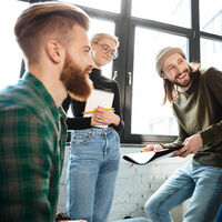 Cinco gestos de lenguaje no verbal que usan las personas seguras para demostrar confianza en sí mismas 