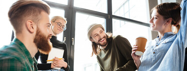 Cinco gestos de lenguaje no verbal que usan las personas seguras para demostrar confianza en sí mismas 