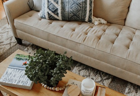 No necesitas gastar una fortuna para hacerte con una mesa elevable de lo más práctica como esta que encontramos en eBay rebajada