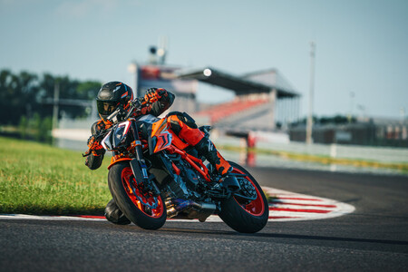 KTM 1290 Super Duke R Evo: una naked aún más radical y deportiva que estrena suspensiones semiactivas WP APEX