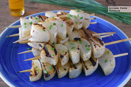 Brochetas de nabo a la parrilla con aceite de cebollino. Receta saludable