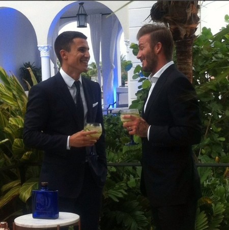 David Beckham invita a Alex González a tomar copas con los famosos