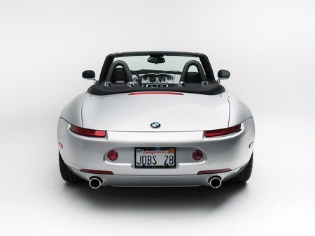 Paradojas de la vida: el BMW Z8 de Steve Jobs sale a subasta con un Motorola Startac como teléfono