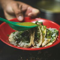 Las salsas de los puestos del Metro de CDMX tienen más que picante: un estudio halló bacterias fecales y esto es lo que recomiendan hacer 