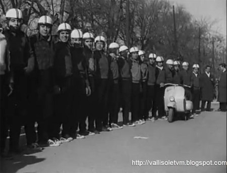 Diecisiete personas en una Vespa, Valladolid 1958