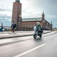 Recorrer toda Europa con una minimoto eléctrica es posible. Lo ha hecho este chino con su scooter, pero le ha tocado armarse de paciencia