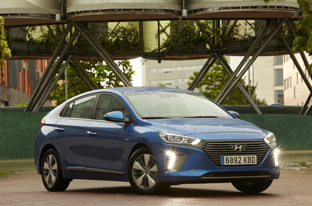 Hyundai IONIQ híbrido enchufable, prueba contacto