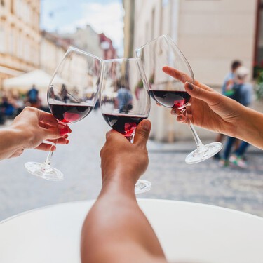 Aunque parece que se hacen solo con uva, muchos vinos no son veganos: por qué ocurre y en qué fijarse 