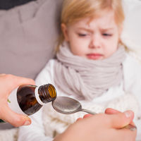 Jarabes para la tos: todo lo que deberías saber sobre su uso en niños