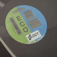Cómo comprar la etiqueta de la DGT y dónde pegarla para que la ITV no te diga nada 