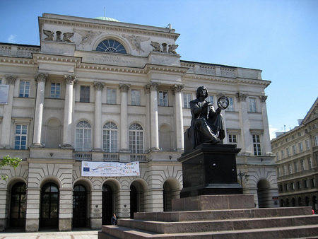 Estátua de Nicolás Copernico en la Academia Polaca de las Ciencias
