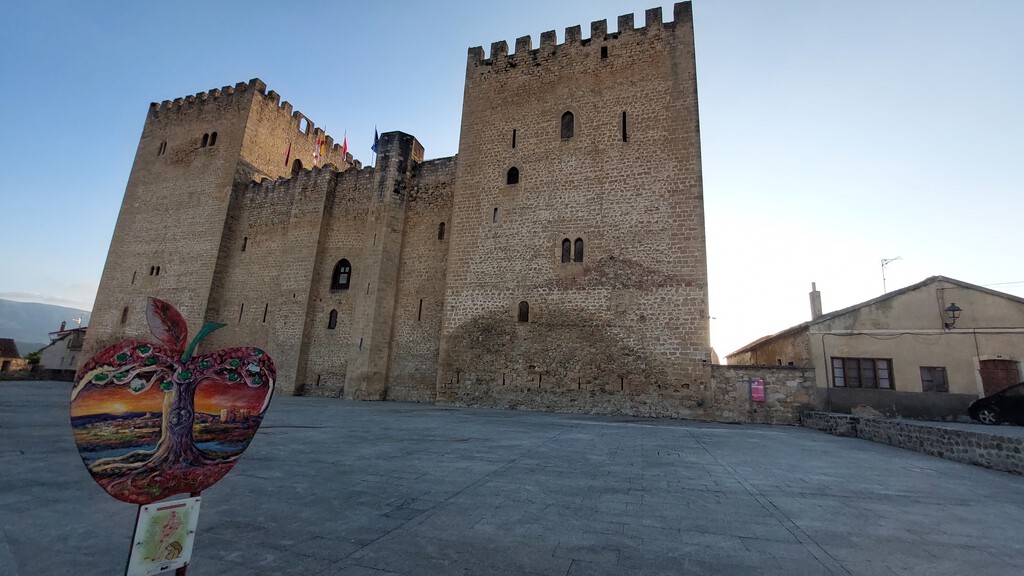 Una visita al pueblo burgalés de las manzanas desde donde Alberti quiso ver el mar  