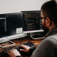 La IA prometía quitarnos trabajo, pero en México pasa lo contrario: los que la dominan son los más presionados 