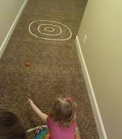 Inventar juegos dentro de casa con cinta adhesiva 