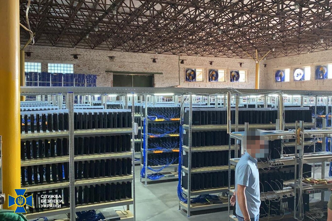 Alguien creó una granja para minar bitcoin con más de 3,000 PlayStation