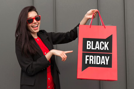 Mujer con bolsa de compra en el Black Friday, las ofertas y el marketing nos hacen tomar decisiones irracionales