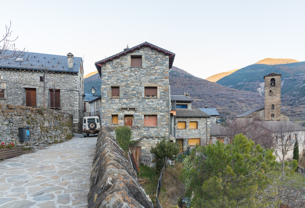 En plena crisis de vivienda nacional, la España rural tiene un as en la manga: darte dinero para que te compres una casa 