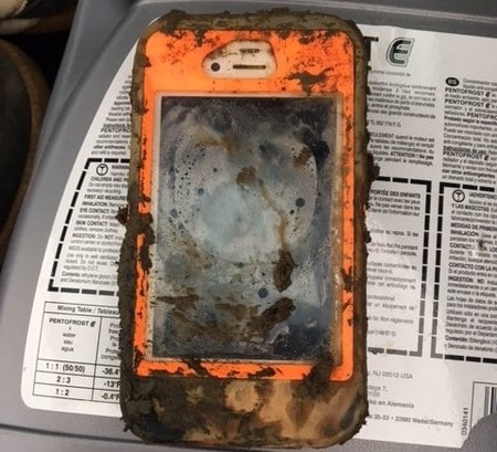 Un iPhone 4 sale vivito y coleando de una inmersión de meses en un lago helado