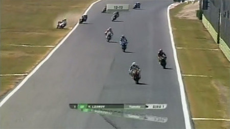 Espectacular cruzada fuera de pista en el CIV
